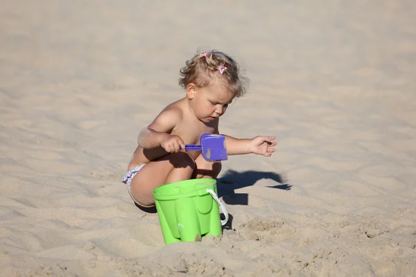 Toddler dziewczynka gra na plaży — Zdjęcie stockowe