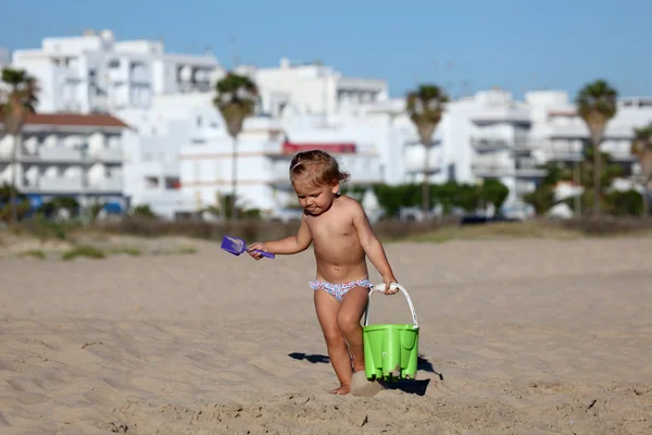 Småbarnsjente som leker på stranden i Conil de la Frontera i Spania. – stockfoto