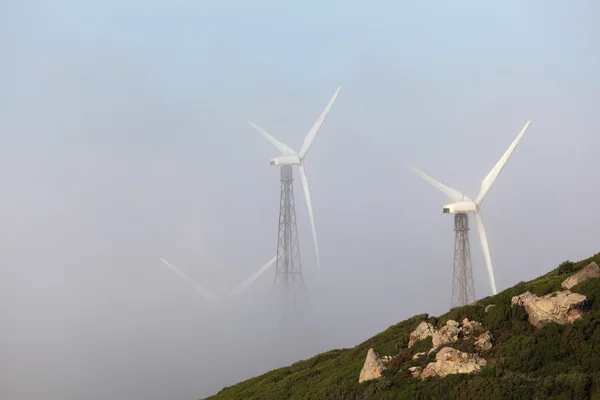 Três turbinas eólicas na encosta — Fotografia de Stock