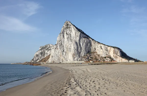 Le Rocher de Gibraltar depuis la plage de La Linea, Espagne — Photo