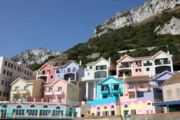 Kolorowe budynki w katalońskiej miejscowości zatoka, gibraltar — Zdjęcie stockowe