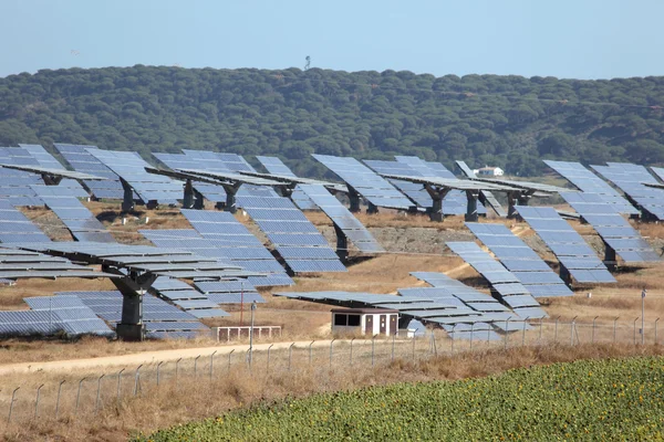 在西班牙的太阳能电站的光伏板 — 图库照片