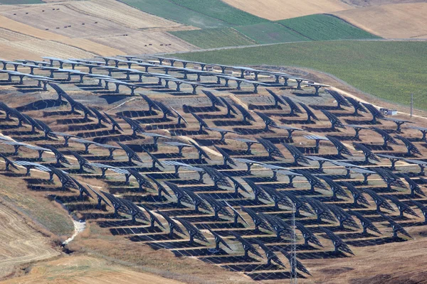 Фотоэлектрические панели солнечной электростанции в Испании — стоковое фото