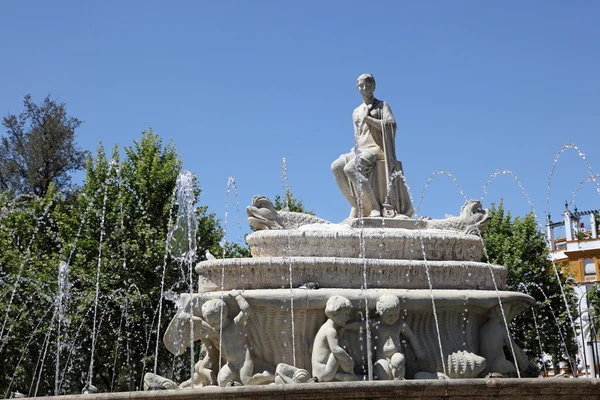 プエルタ ・ デ ・ ヘレス広場セビリア、アンダルシア ・ スペインでフエンテ デ セビリア噴水 — ストック写真