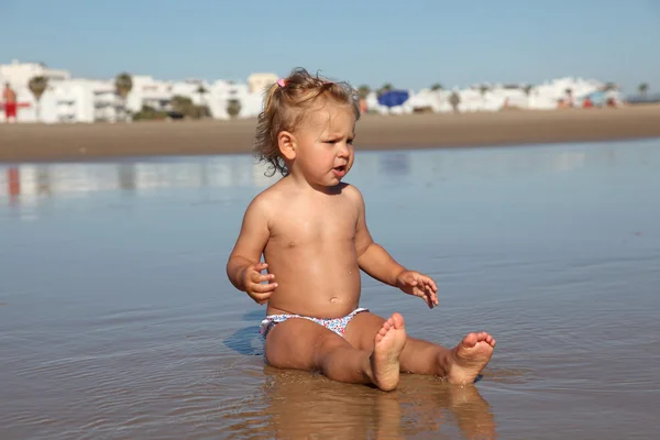 Κορίτσι μικρό παιδί στην παραλία conil de la frontera, Ισπανία — Φωτογραφία Αρχείου