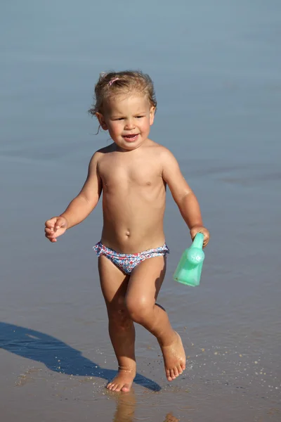Šťastné batole dívka baví na pláži — Stock fotografie