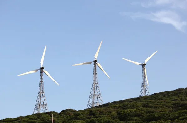 Trzech turbin wiatrowych na wzgórzu — Zdjęcie stockowe