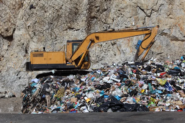 ゴミ捨て場での掘削機 — ストック写真