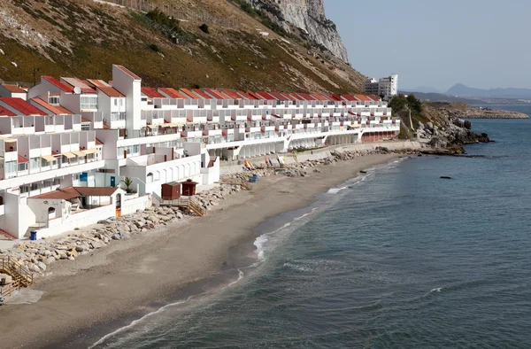 Catalan Bay falu és a strand a keleti oldalán, a szikla Gibraltár — Stock Fotó