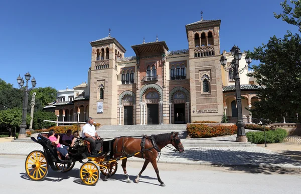 Carrozza trainata da cavalli davanti al Museo delle Arti e delle Tradizioni di Siviglia, Andalusia Spagna — Foto Stock