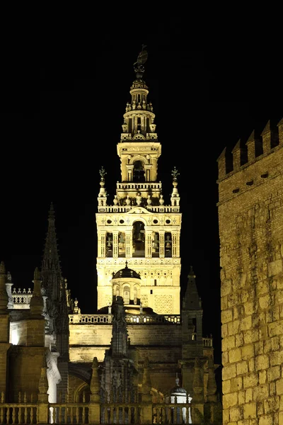 La giralda φωτίζεται τη νύχτα. Σεβίλλη, Ισπανία Ανδαλουσία — Φωτογραφία Αρχείου