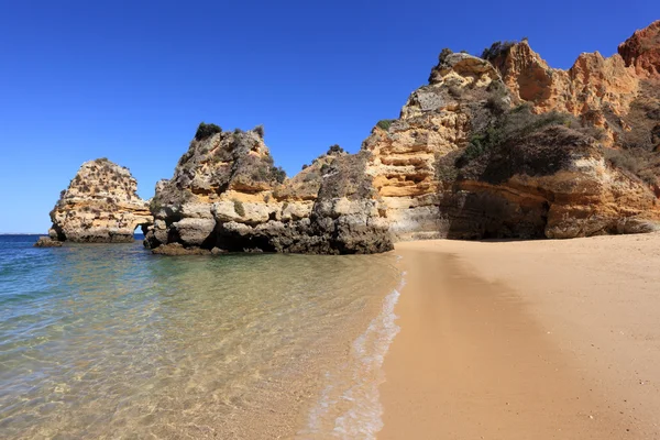 Пляж на побережье Алгарве недалеко от Лагуша, Португалия — стоковое фото