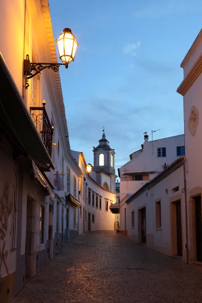 夕暮れ時にラゴスの古い町の通り。アルガルヴェ ポルトガル — ストック写真