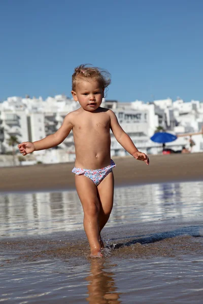 Conil de la Frontera, Endülüs İspanya sahilde yürümeye başlayan çocuk — Stok fotoğraf