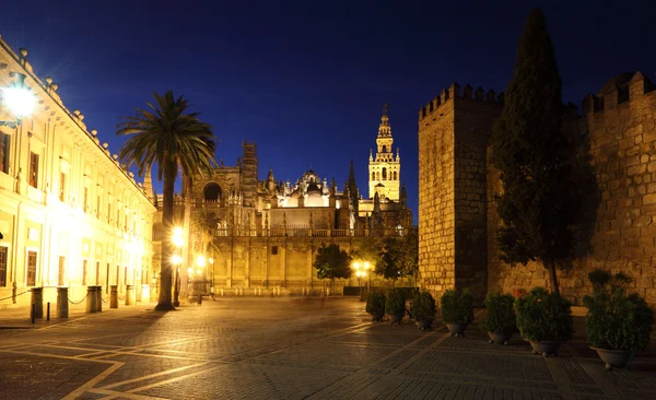 Catedral de Sevilla iluminada por la noche. Andalucía España — Foto de Stock