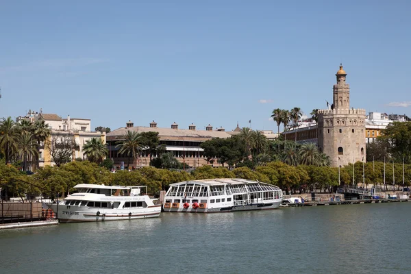 Barcos turísticos y Torre del Oro en Sevilla, España — Foto de Stock