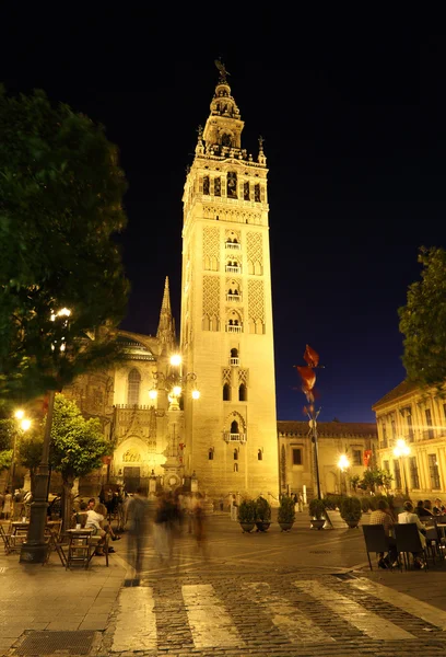 Berömda la giralda i Sevilla i Andalusien Spanien — Stockfoto