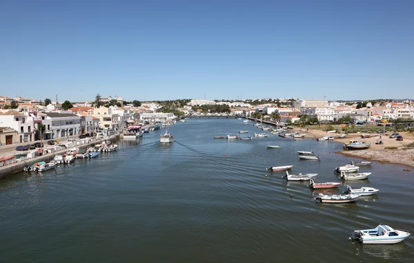 Város Tavira a Gilao folyónál, Algarve-Portugália — Stock Fotó