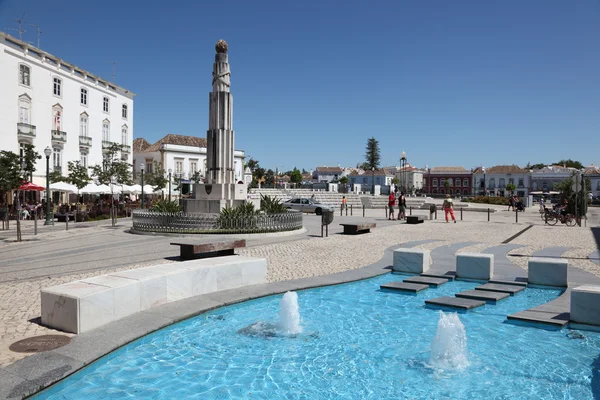 Stadsplein met fontein in tavira, algarve portugal — Stockfoto