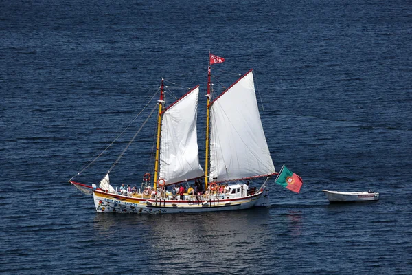 Sightseeing sailing boat at the coast of Algarve, Lagos Portugal — Stock Photo, Image