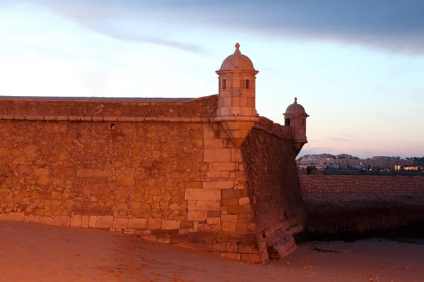 夜にラゴスの古い要塞。アルガルヴェ ポルトガル — ストック写真
