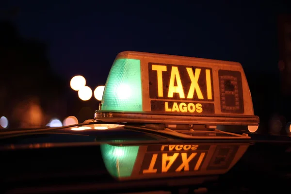 Lagos taxi teken verlicht 's nachts, algarve portugal — Stockfoto