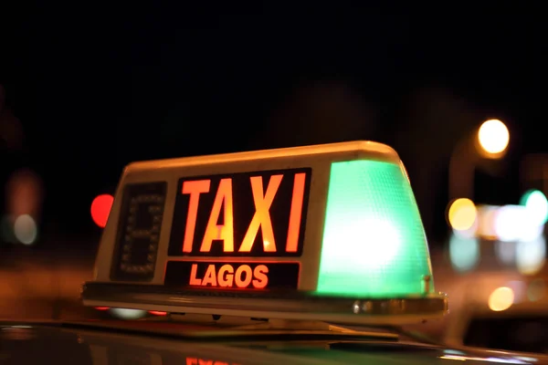 Lagos taksi işareti yanar geceleri, algarve Portekiz — Stok fotoğraf