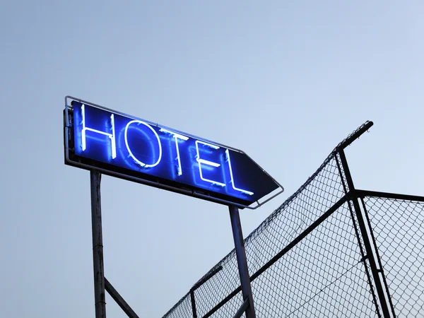 Hotel teken verlicht in de schemering — Stockfoto
