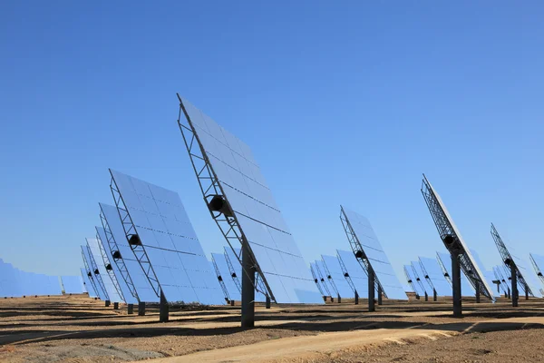 Pole fotovoltaických panelů, solární elektrárny — Stock fotografie