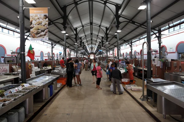 Внутри традиционного рынка в Луле, Алгарве, Португалия — стоковое фото