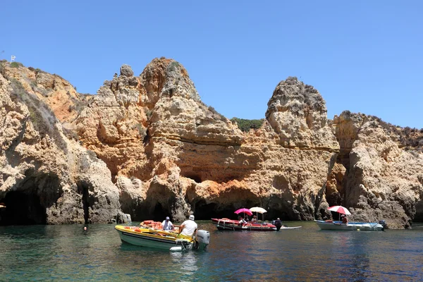 Лодки на Понта-де-Федаде в Лагуше, побережье Алгарве в Португалии — стоковое фото