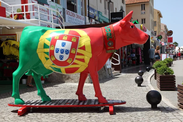 Корова на доске для серфинга окрашена в национальные португальские цвета. Виламоура-Марина — стоковое фото