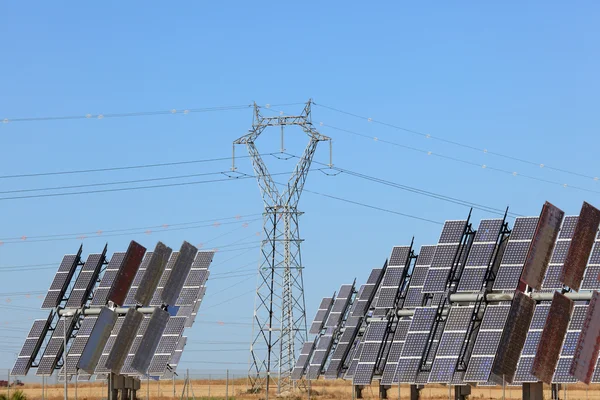 Zonne-elektriciteitscentrale met macht pole — Stockfoto