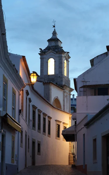Ulice starého města lagos za soumraku. Algarve Portugalsko — Stock fotografie