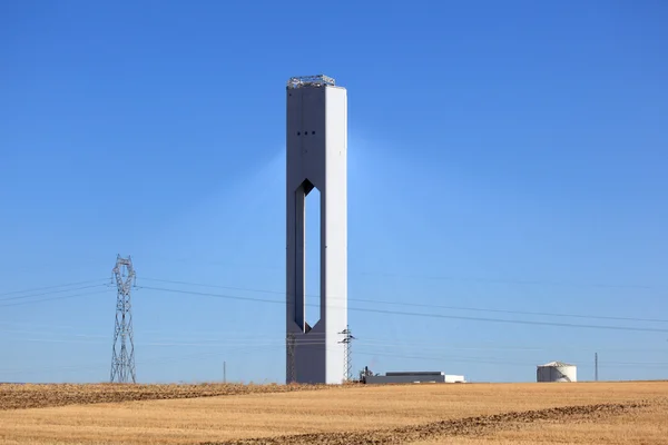 Torre de energia solar perto de Sevilha, Andaluzia Espanha — Fotografia de Stock
