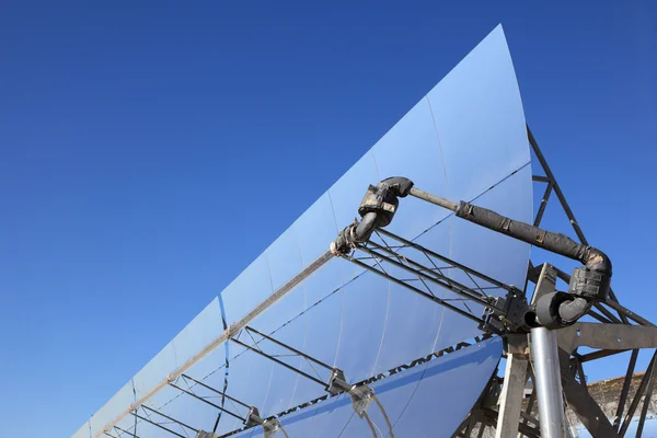Tableau de panneaux photovoltaïques d'une centrale solaire — Photo