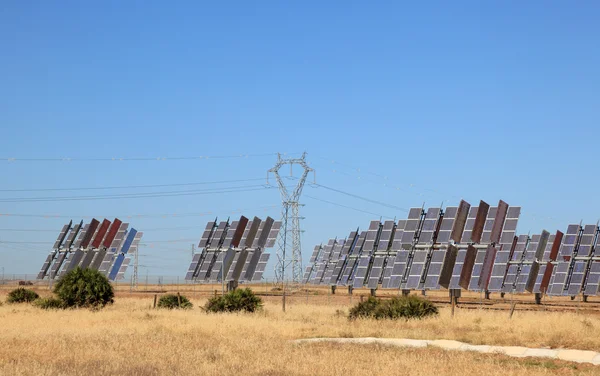 Solarkraftwerk mit Strommast — Stockfoto
