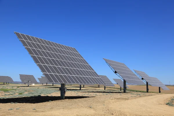 Matriz de painéis fotovoltaicos de uma central solar — Fotografia de Stock