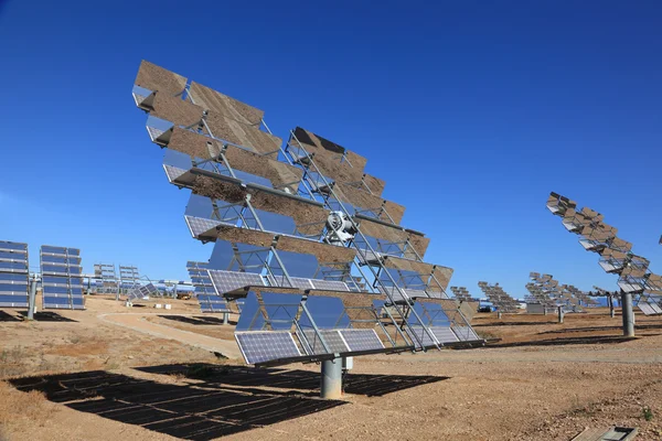 Array de paneles fotovoltaicos de una Central Solar — Foto de Stock