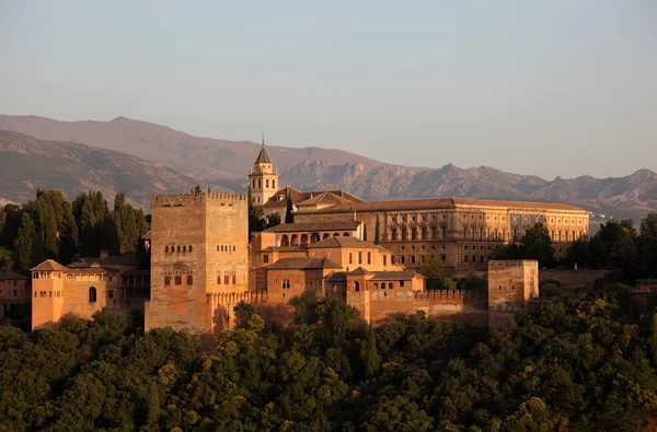 Alhambra w zachód słońca. Granada, Andaluzja, Południowa Hiszpania — Zdjęcie stockowe