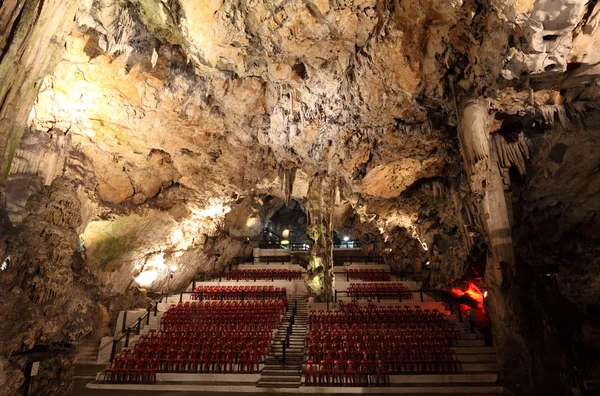 Het auditorium op de kathedraal grot in gibraltar — Stockfoto