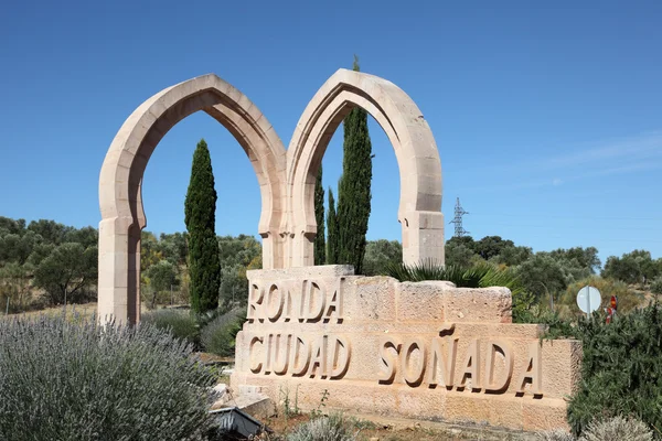 Αψίδες σε κυκλικό κόμβο στη Ρόντα, Ανδαλουσίας στην Ισπανία — Φωτογραφία Αρχείου