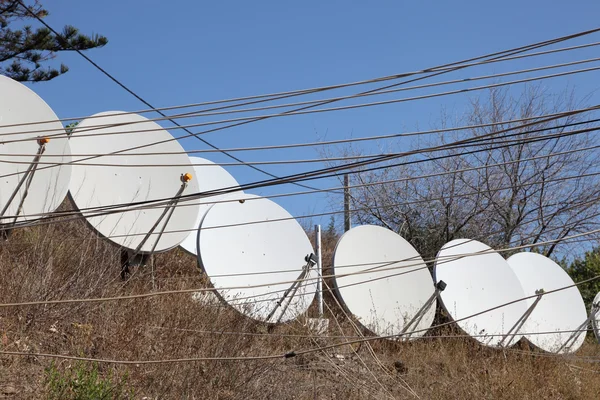 Anteny satelitarne i kable — Zdjęcie stockowe