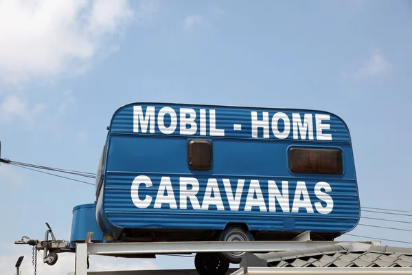 Мобильный дом и магазин караванов в Испании — стоковое фото