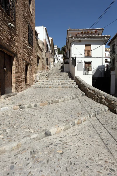 Calle estrecha en Albaycin, casco antiguo de Granada, Andalucía España — Foto de Stock