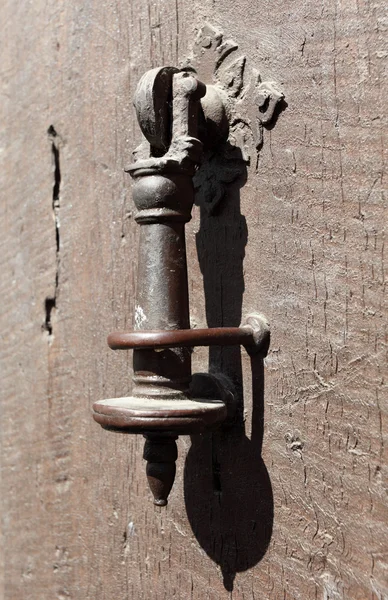 Closeup staré železné dveře klepadlo — Stock fotografie
