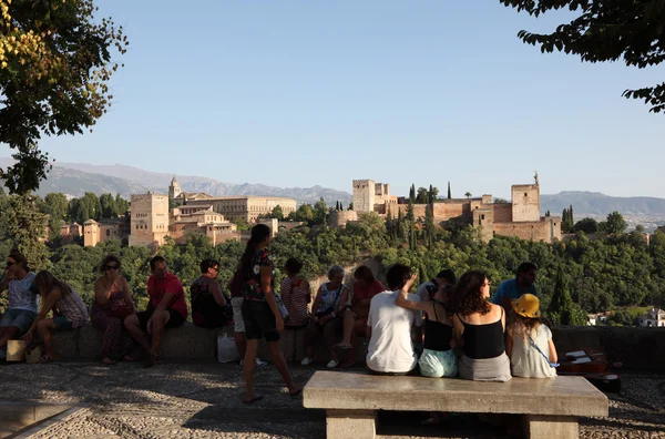 Turistas disfrutando de la vista de la Alhambra en Granada, Andalucía España —  Fotos de Stock