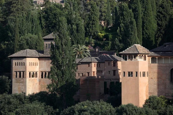 Вид на дворец Альгамбра в Гранаде, Андалусия, Испания — стоковое фото
