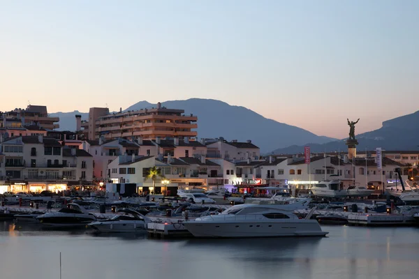 El puerto deportivo de Puerto Banús al anochecer. Marbella, España —  Fotos de Stock