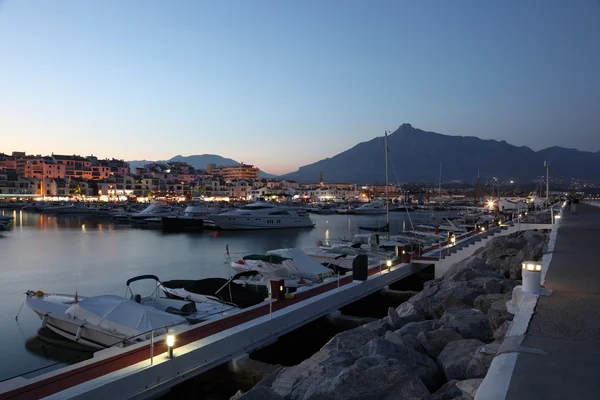 El puerto deportivo de Puerto Banús al anochecer. Marbella, España — Foto de Stock